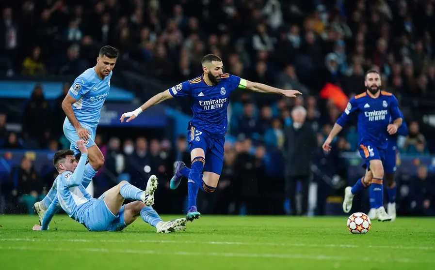 26 April 2022, United Kingdom, Manchester: Manchester City's Ruben Dias tackles Real Madrid's Karim Benzema during the UEFA Champions League Semi Final, First Leg, soccer match between Manchester City and Real Madrid at the Etihad Stadium. Photo: Mike Egerton/PA Wire/dpa.