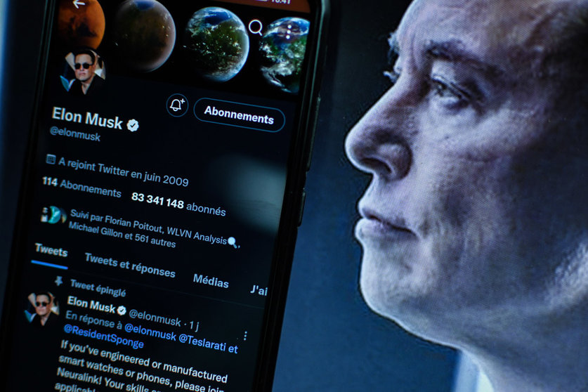 25 April 2022, France, Clermont-Ferrand: A view of entrepreneur Elon Musk Twitter's account displayed on a smartphone screen. Twitter announced on Monday that it has entered into a definitive agreement to be acquired by Tesla founder Elon Musk in a transaction valued at around $44 billion. Photo: Adrien Fillon/ZUMA Press Wire/dpa.