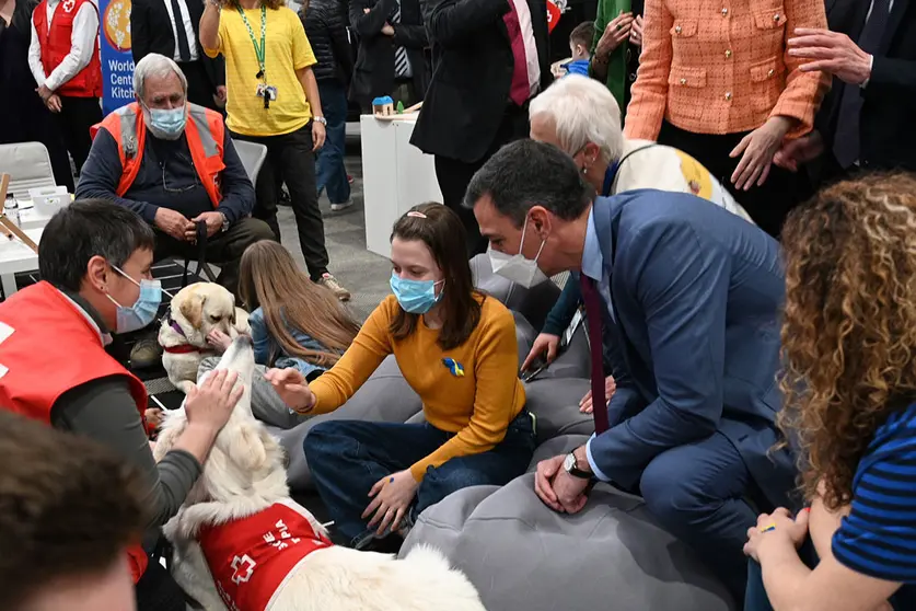 08/04/2022. Prime Minister Pedro Sánchez during a visit to the Center for Attention, Reception and Referral for Ukrainian refugees, located in the Fira de Barcelona. Photo: La Moncloa.