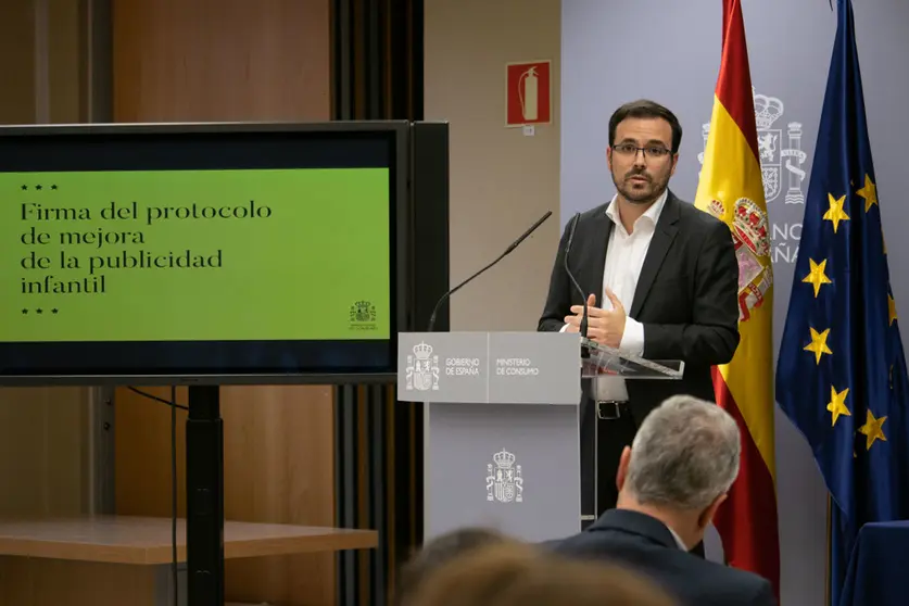 27/04/2022. Minister of Consumer Affairs Alberto Garzon speaks to the press after signing the code of conduct on toy advertising with toy manufacturers. Photo: Ministerio de Consumo.