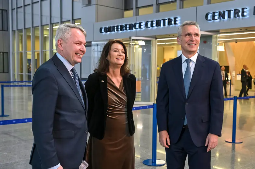 HANDOUT - 06 April 2022, Belgium, Brussels: NATO Secretary General Jens Stoltenberg (R) receives Finnish Foreign Minister Pekka Haavisto (L) and Swedeish Foreign Minister Ann Linde prior to a meeting on the sidelines of the meetings of the NATO Ministers of Foreign Affairs. Photo: -/NATO/dpa - ATTENTION: editorial use only and only if the credit mentioned above is referenced in full.