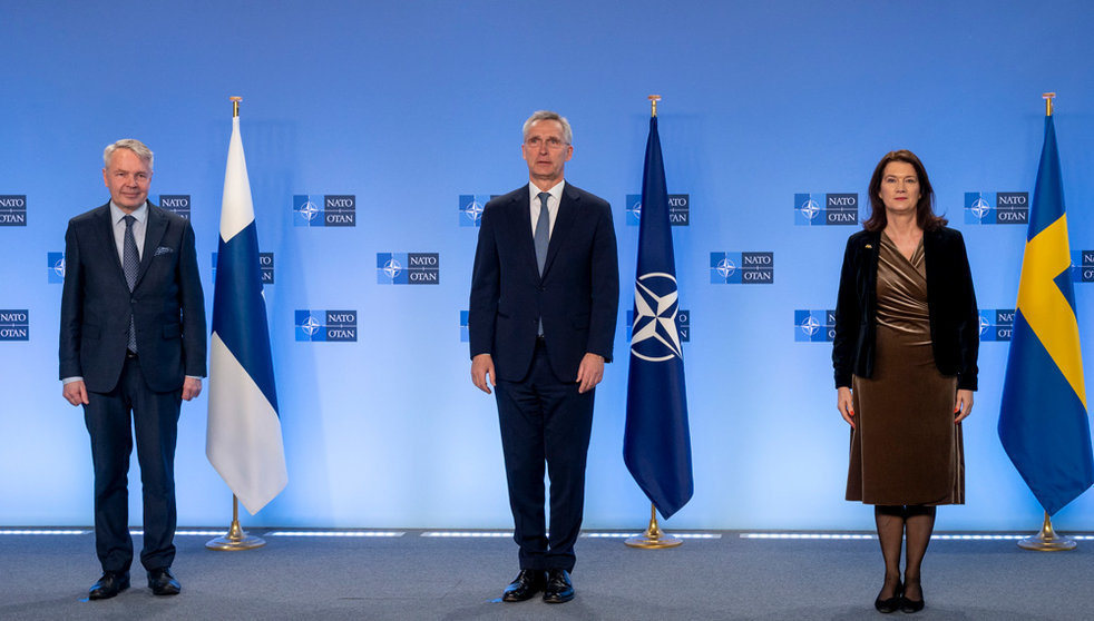 HANDOUT - 06 April 2022, Belgium, Brussels: NATO Secretary General Jens Stoltenberg (C) receives Finnish Foreign Minister Pekka Haavisto (L) and Swedeish Foreign Minister Ann Linde prior to a meeting on the sidelines of the meetings of the NATO Ministers of Foreign Affairs. Photo: -/NATO/dpa - ATTENTION: editorial use only and only if the credit mentioned above is referenced in full.