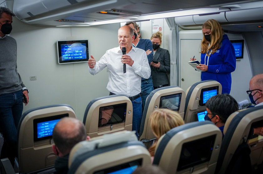 28 April 2022, Japan, Tokyo: German Chancellor Olaf Scholz speaks with journalists travelling with him on the Air Force Airbus A340 during his trip from Berlin to Tokyo. Photo: Kay Nietfeld/dpa.