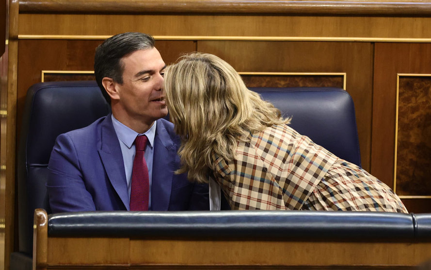 28 April 2022, Spain, Madrid: Spanish Prime Minister Pedro Sanchez and Second Deputy Prime Minister and Minister of Labor, Yolanda Diaz, talk during a plenary session at the Congress of Deputies in Madrid. Photo: Eduardo Parra/EUROPA PRESS/dpa.