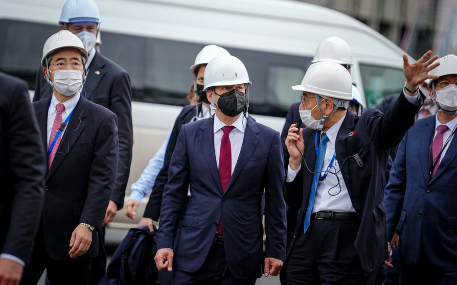 29 April 2022, Japan, Tokyo: German Chancellor Olaf Scholz (C) inspects the hydrogen plant of Chiyoda Corporation. Photo: Kay Nietfeld/dpa.