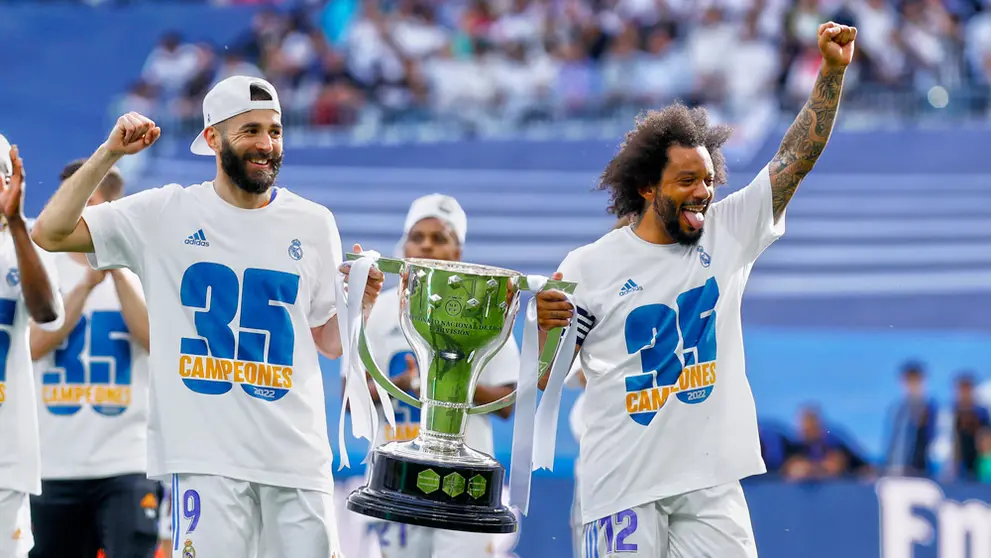 30 April 2022, Spain, Madrid: Real Madrid's Marcelo Vieira (R) and Karim Benzema celebrate with the trophy after winning the Spanish La Liga 2021-22 title following their soccer match against RCD Espanyol de Barcelona at Santiago Bernabeu Stadium. Photo: Apo Caballero/DAX via ZUMA Press Wire/dpa.