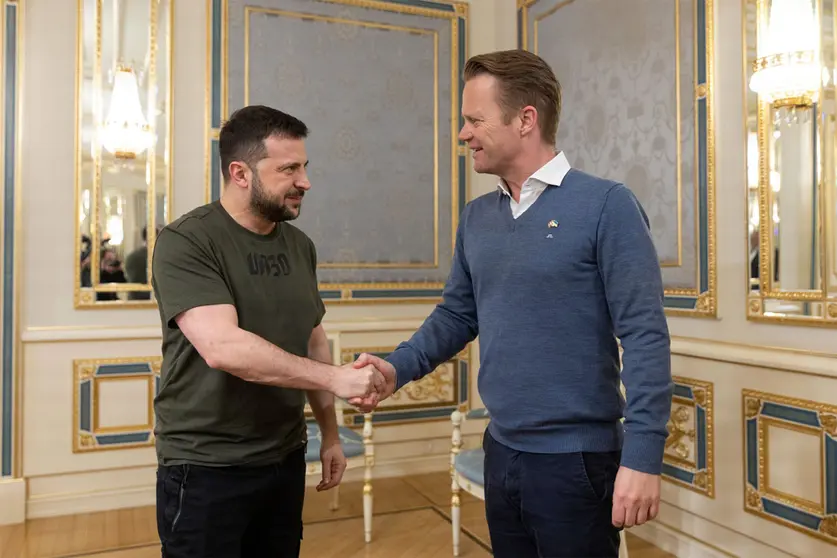 HANDOUT - 02 May 2022, Ukraine, Kyiv: Ukrainian President Volodymyr Zelensky (L) welcomes Danish Foreign Minister Jeppe Kofod at the St. Mary's Palace. Photo: Ukraine Presidency/Ukraine Presi/Planet Pix via ZUMA Press Wire/dpa - ACHTUNG: Nur zur redaktionellen Verwendung und nur mit vollständiger Nennung des vorstehenden Credits.