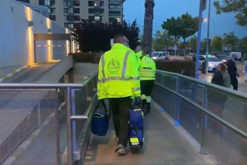 Medical personnel from the Madrid emergency services leave the scene. Image: Screenshot from Emergencias Madrid video.