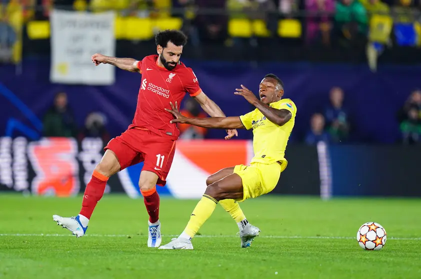 03 May 2022, Spain, Villarreal: Liverpool's Mohamed Salah and Villarreal's Pervis Estupinan (R) battle for the ball during the UEFA Champions League semi final, second leg soccer match between Villarreal CF and Liverpool FC at Estadio de la Ceramica. Photo: Adam Davy/PA Wire/dpa.