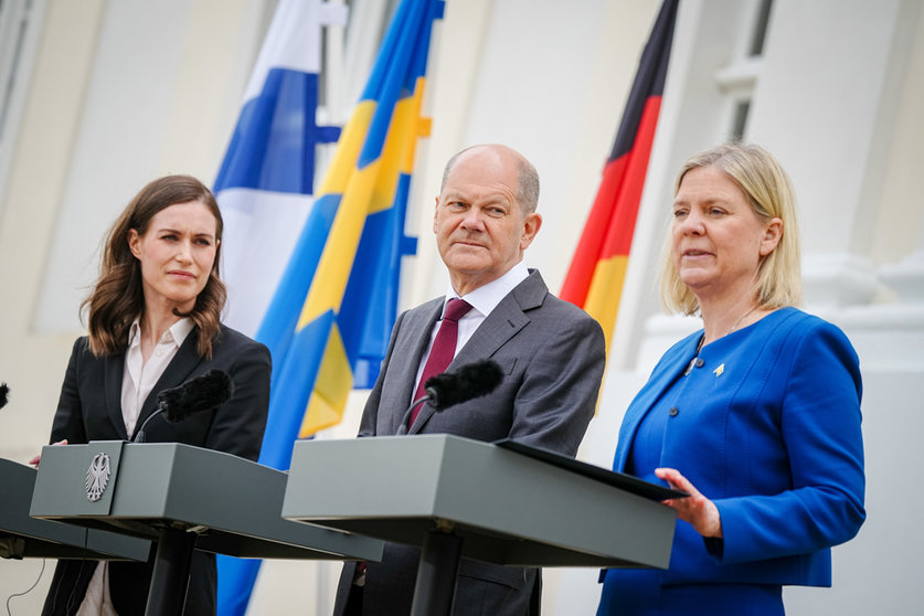 03 May 2022, Brandenburg, Meseberg: German Chancellor Olaf Scholz (C), Prime Minister of Finland Sanna Marin (L) and Prime Minister of Sweden Magdalena Andersson speak during a press conference in front of Meseberg Palace, the German government's guest house, where the federal cabinet is meeting for a two-day closed meeting. The two heads of government came to the closed meeting as guests. Photo: Kay Nietfeld/dpa.