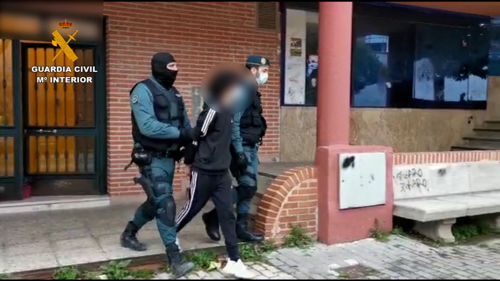 Police officers arrest one of the suspected members of the Latino street gang Los Trinitarios in Valdemoro, Madrid. Photo: Guardia Civil.
