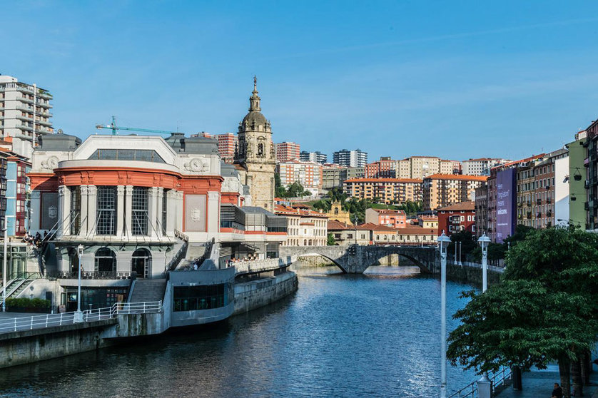 A general view of the historical center of Bilbao and the river. Photo: Pixabay.