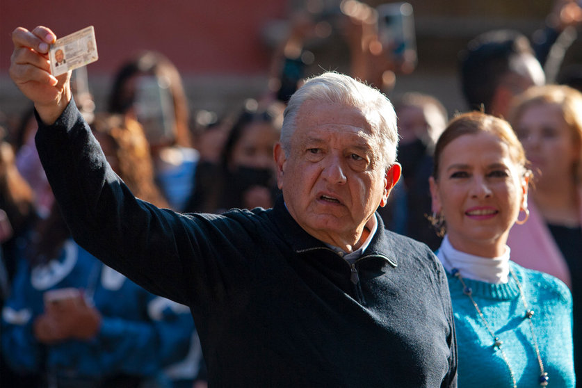 10 April 2022, Mexico, Mexico City: Mexican President Andres Manuel Lopez Obrador holds up his identity card as he arrives at polling station to cast his vote during a national referendum on his impeachment. Photo: Antonio Nava/Prensa Internacional via ZUMA/dpa.