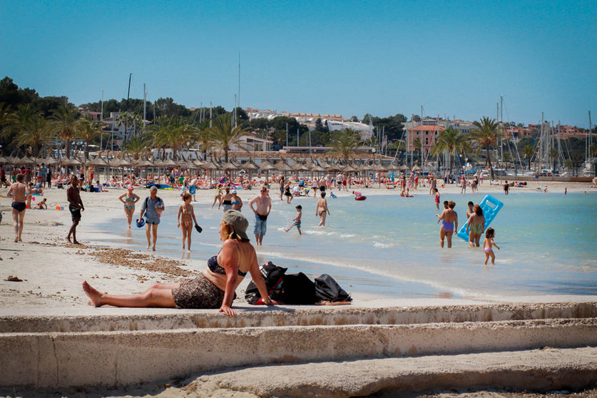 Tourists fill the Majorcan beach of s'Arenal on a sunny day. Photo: © Pablo Morilla.
