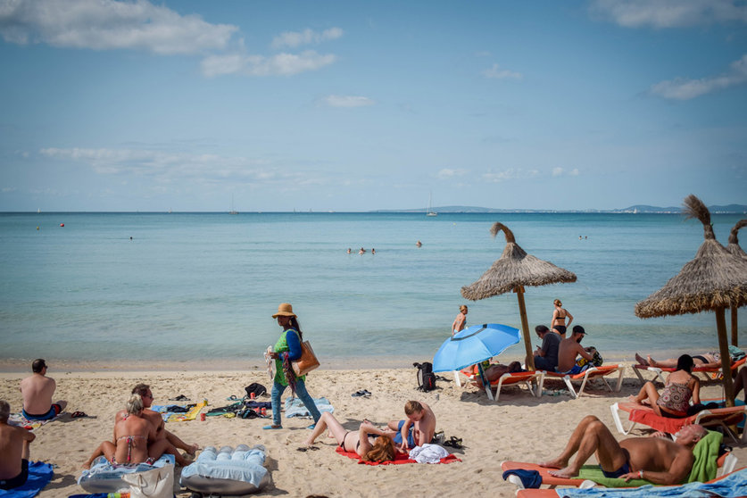 Tourists fill the Majorcan beach of s'Arenal on a sunny day. Photo: © Pablo Morilla.