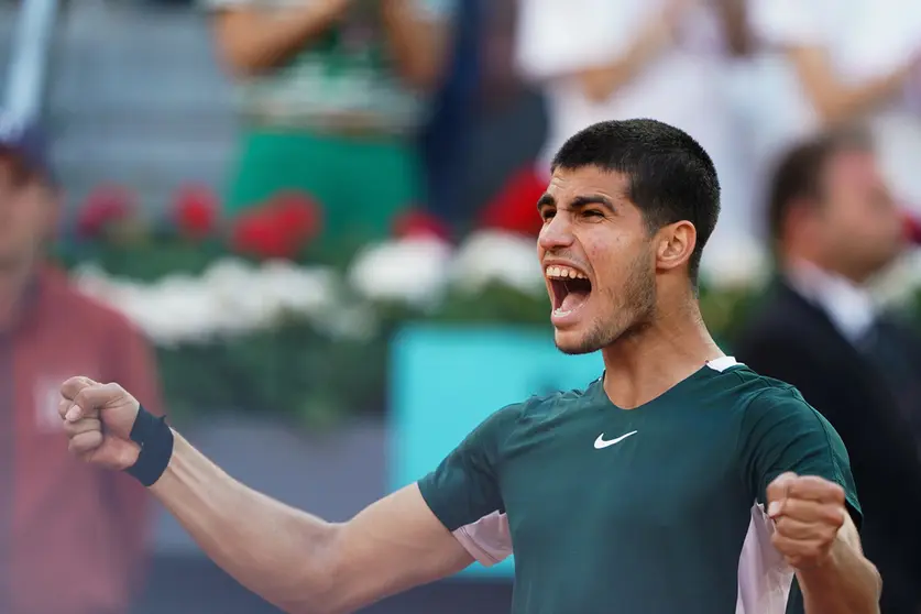 07 May 2022, Spain, Madrid: Spanish tennis player Carlos Alcaraz celebrates after defeating Serbian Novak Djokovic in their men's singles semi-final match of the Madrid Open tennis tournament at the Manolo Santana stadium. Photo: Atilano Garcia/SOPA Images via ZUMA Press Wire/dpa.