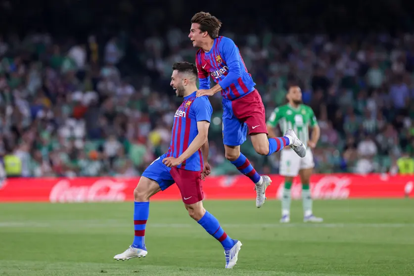 07 May 2022, Spain, Seville: Barcelona's Jordi Alba (L) celebrates his side's second goal of the game during the Spanish La Liga soccer match between Real Betis and FC Barcelona at Benito Villamarin Stadium. Photo: Jose Luis Contreras/DAX via ZUMA Press Wire/dpa.