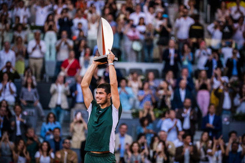 08 May 2022, Spain, Madrid: Spanish tennis player Carlos Alcaraz celebrates with the trophy after defeating German Alexander Zverev in their men's singles final match of the Madrid Open tennis tournament at the Manolo Santana stadium. Photo: Matthias Oesterle/ZUMA Press Wire/dpa.