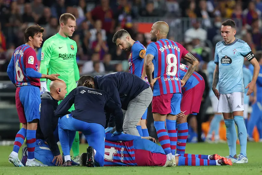 10 May 2022, Spain, Barcelona: Barcelona's Ronald Araujo receives medical attention during the Spanish La Liga soccer match between FC Barcelona and RC Celta de Vigo at Camp Nou. Photo: David Ramirez/DAX via ZUMA Press Wire/dpa.