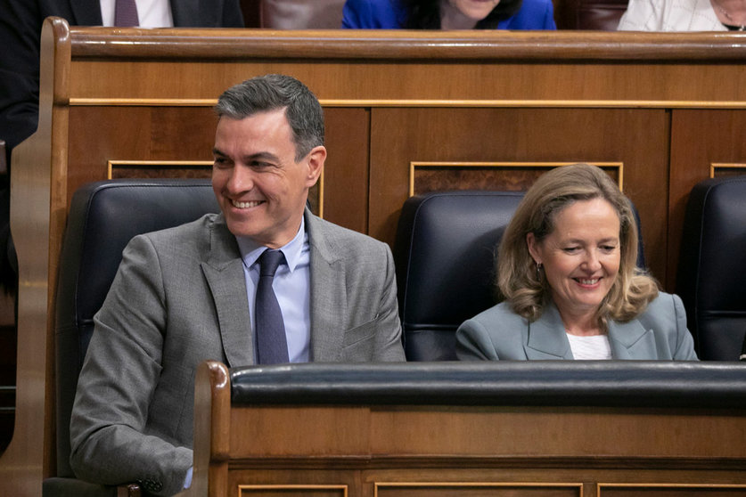 11/05/2022 Prime Minister Pedro Sanchez (L) and Minister of Economic Affairs Nadia Calvino during question time in Parliament. Photo: Eva Ercolanese/PSOE.