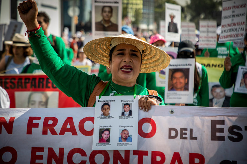 10 May 2022, Mexico, Mexico City: A woman holds a banner during a protest on Mother's Day demanding the government's help in the search for their missing children. Photo: Jair Cabrera Torres/dpa.