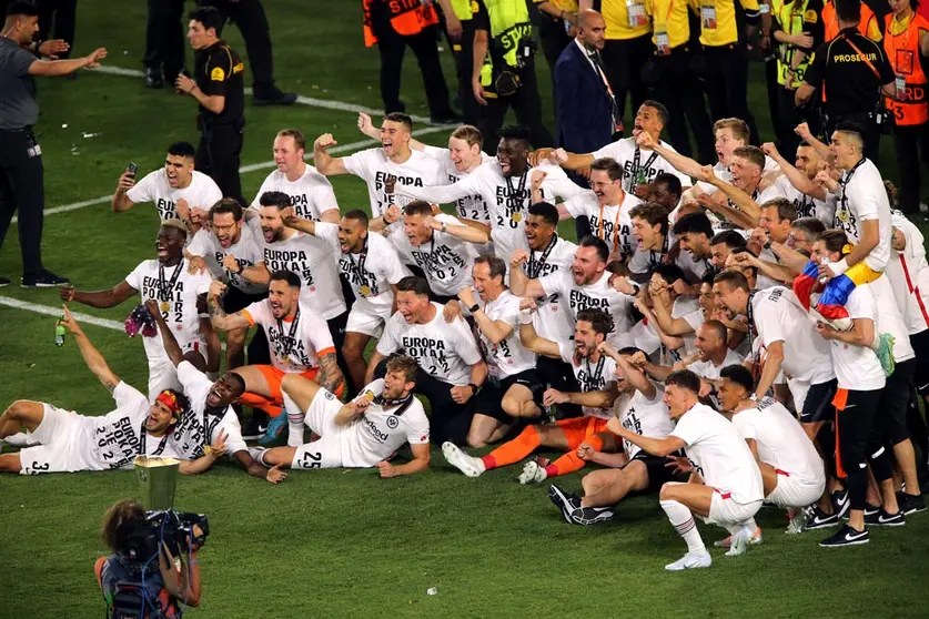 19 May 2022, Spain, Seville: Eintracht Frankfurt players celebrate winning the UEFA Europa League final soccer match between Eintracht Frankfurt and Rangers at the Ramon Sanchez-Pizjuan Stadium. Photo: Isabel Infantes/PA Wire/dpa.