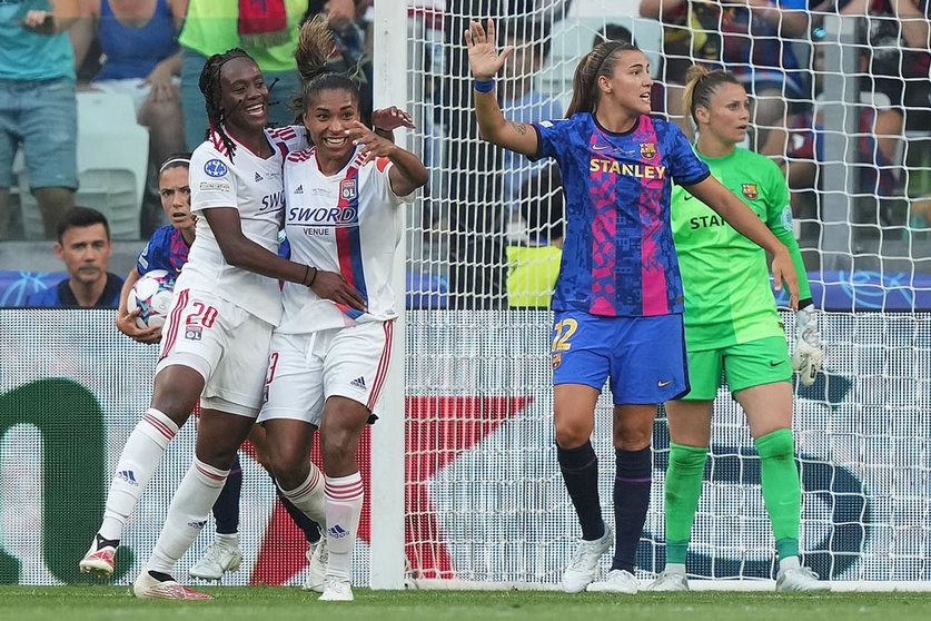 21 May 2022, Italy, Turin: Lyon's Catarina Macario (2nd L) celebrates scoring her side's second goal with teammate during the UEFA Women's Champions League final soccer match between Barcelona and Olympique Lyonnais at Allianz Stadium. Photo: -/LaPresse via ZUMA Press/dpa.