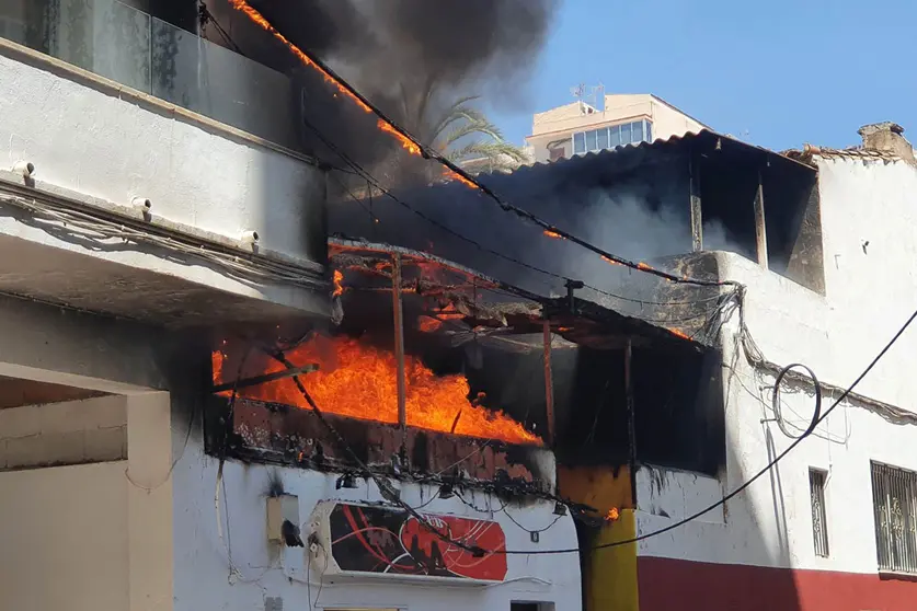 20 May 2022, Spain, Palma de Mallorca: The restaurant "Why Not" near the Ballermann is seen in flames. Police have arrested 13 German holidaymakers on the Spanish island of Mallorca for allegedly starting a fire in the German-run restaurant near a popular beach strip. Photo: 5vision/dpa.