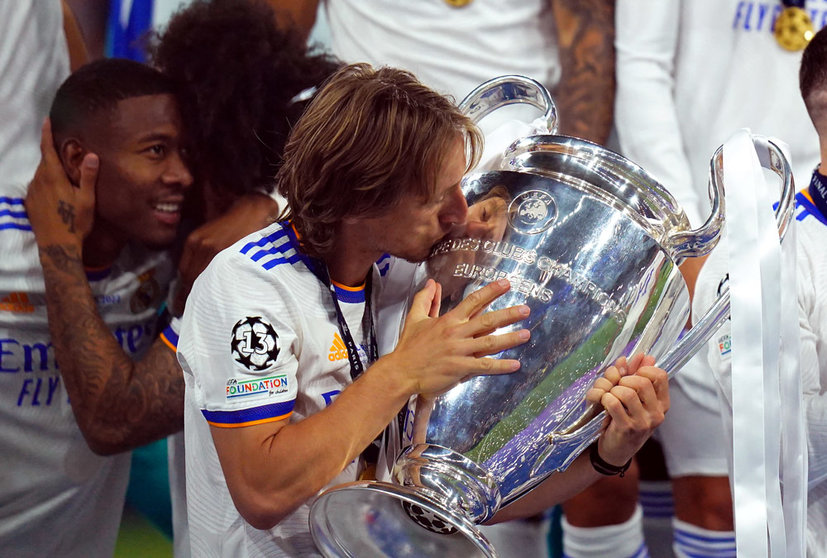 28 May 2022, France, Paris: Real Madrid's Luka Modric kisses the trophy after winning the UEFA Champions League Final at the Stade de France. Photo: Adam Davy/PA Wire/dpa.