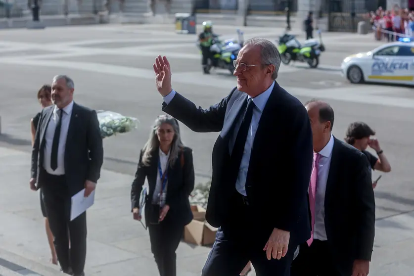 29 May 2022, Spain, Madrid: Real Madrid president Florentino Perez waves as he arrives for Real Madrid's Champions League 2022 victory celebration at La Almudena Cathedral, after defeating Liverpool in Saturday's UEFA Champions League final soccer match, which took place at the Stade de France in Paris. Photo: Ricardo Rubio/EUROPA PRESS/dpa.