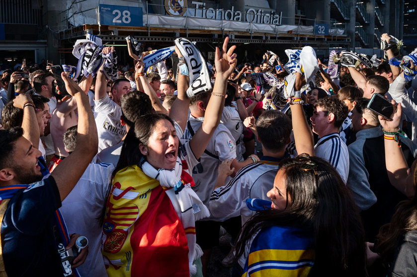 29 May 2022, Spain, Madrid: Real Madrid fans gather outside the Santiago Bernabeu stadium to celebrate their team's victory over Liverpool in Saturday's UEFA Champions League final soccer match, which took place at the Stade de France in Paris. Photo: Miguel Candela/SOPA Images via ZUMA Press Wire/dpa.