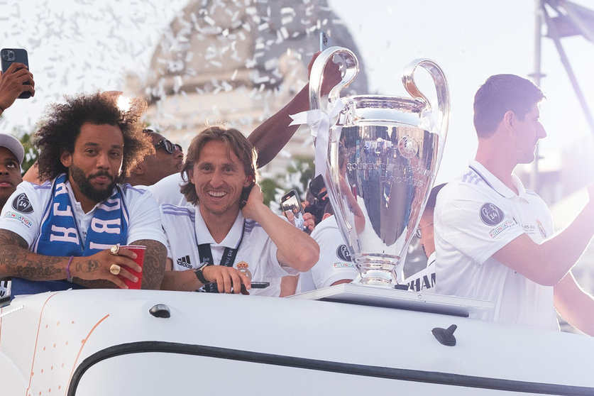 29 May 2022, Spain, Madrid: (L-R) Real Madrid players Marcelo Vieira, Luka Modric and Thibaut Courtois arrive at the traditional celebration at Cibeles, where thousands of fans celebrate the 14th UEFA Champions League victory in Real Madrid's history after defeating Liverpool at the Stade de France in Paris. Photo: Atilano Garcia/SOPA Images via ZUMA Press Wire/dpa.