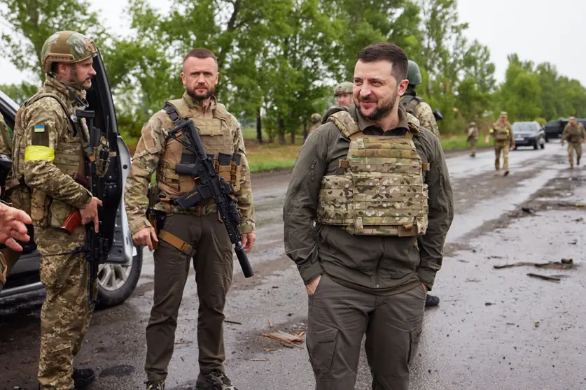 HANDOUT - 29 May 2022, Ukraine, Kharkiv: Ukrainian President Volodymyr Zelensky (R) meets with soldiers while inspecting destroyed structures during a visit to the embattled eastern region of Kharkiv. Photo: -/Ukrainian Presidency /dpa - ATTENTION: editorial use only and only if the credit mentioned above is referenced in full.