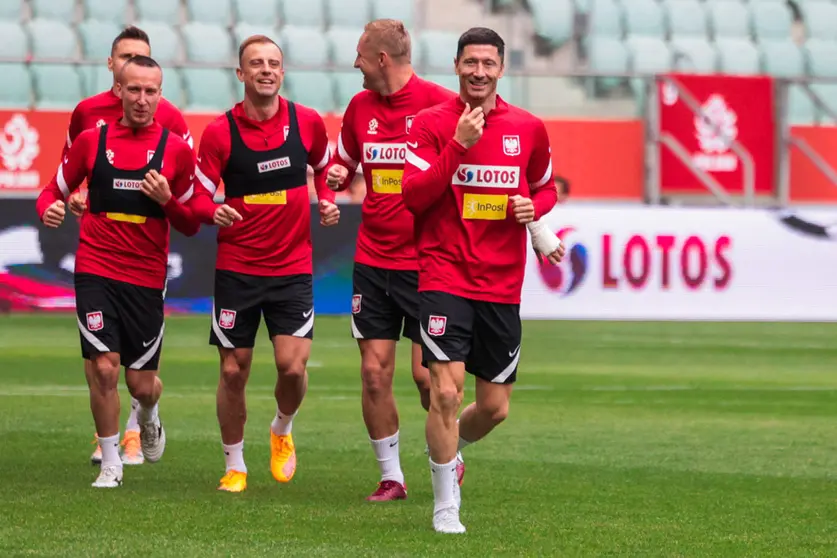 31 May 2022, Poland, Wroclaw: Poland's Robert Lewandowski (R) practices during the Polish national football team training session ahead of Wednesday's UEFA Nations League Group D soccer match against Wales. Photo: Krzysztof Zatycki/ZUMA Press Wire/dpa.