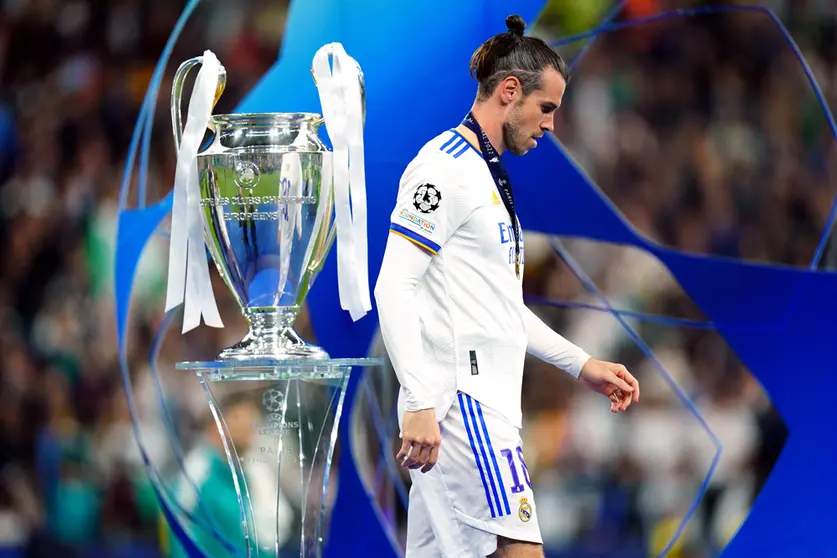 28 May 2022, France, Paris: Real Madrid's Gareth Bale collects his medal and walks past the trophy after the UEFA Champions League final soccer match between Liverpool FC and Real Madrid CF at the Stade de France. Photo: Adam Davy/PA Wire/dpa.