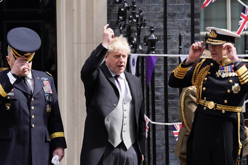 02 June 2022, United Kingdom, London: UK Prime Minister Boris Johnson (C) poses for a photo with military personnel outside 10 Downing Street, London, on day one of the Queen Elizabeth II's Platinum Jubilee celebrations. Photo: Stefan Rousseau/PA Wire/dpa.