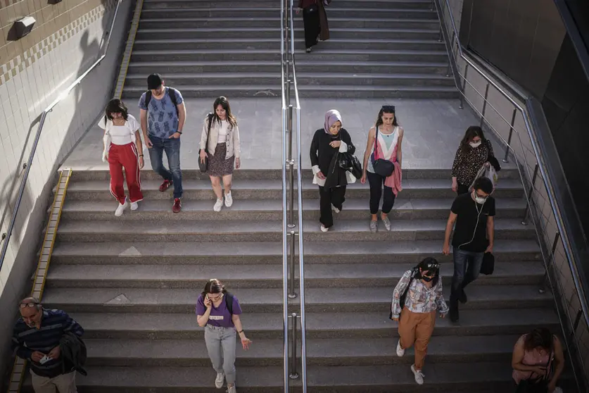 30 May 2023, Turkey, Ankara: People walk without face masks towards a subway station after the ban on masks in public transportation in Turkey was lifted. Photo: Tunahan Turhan/SOPA Images via ZUMA Press Wire/dpa.