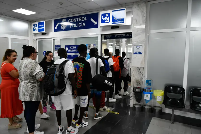 02 June 2022, Spain, Ceuta: Migrants queue at the port of Ceuta to embark to mainland Spain. The group, which includes 30 migrants of sub-Saharan origin, have left the Center for Temporary Stay of Immigrants (CETI) to take a boat to various NGO resources in mainland Spain. Photo: Antonio Sempere/EUROPA PRESS/dpa.