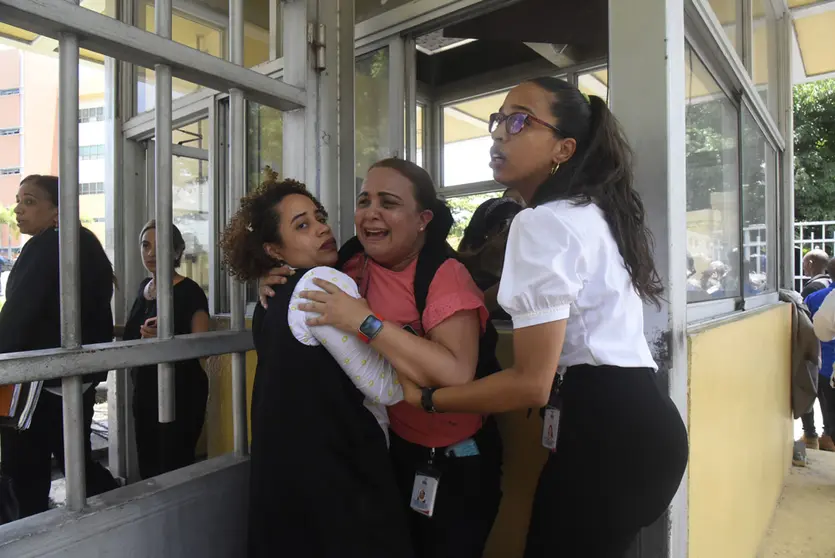 06 June 2022, Dominican Republic, Santo Domingo: Officials escape through a window of the Ministry of Environment after the Environment Minister Orlando Mera was shot in his office. Photo: Pedro Bazil/dpa.