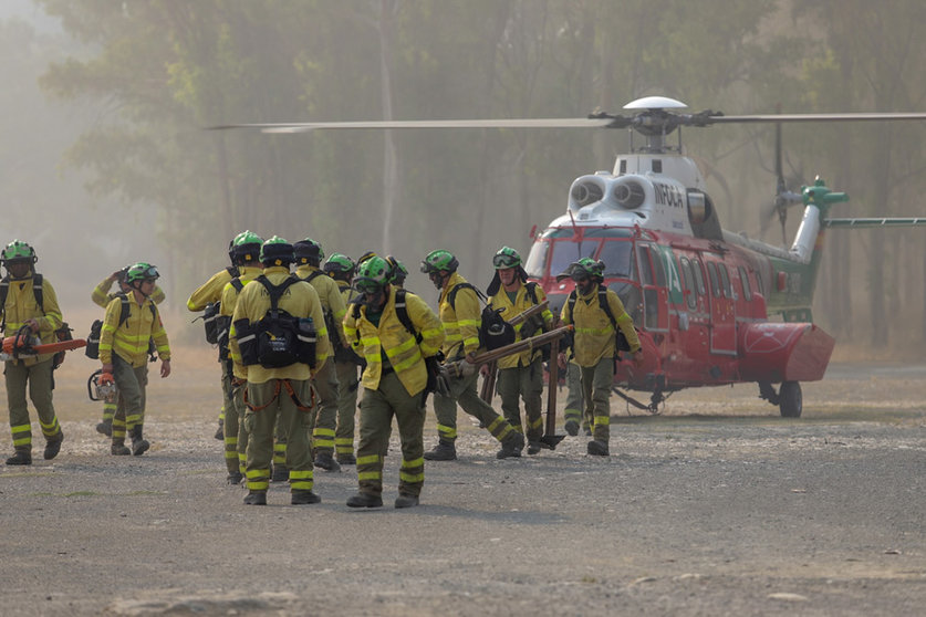 09 June 2022, Spain, Pujerra: Firefighters who worked all night on the wildfire in the Sierra Bermeja mountain range arrive by helicopter at the command post in Pujerra. Photo: Álex Zea/EUROPA PRESS/dpa.