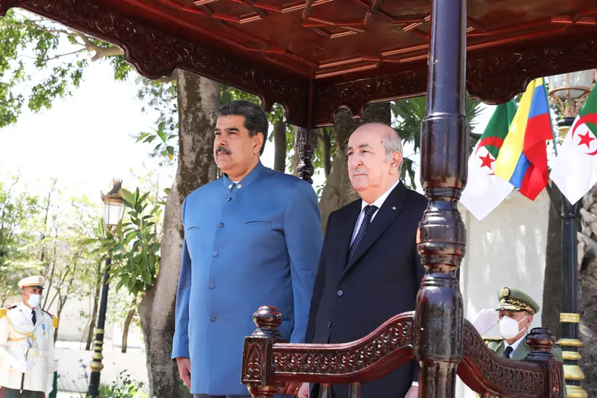 HANDOUT - 09 June 2022, Algeria, Algiers: Venezuelan President Nicolas Maduro (L) is received by President of Algeria Abdelmadjid Tebboune (R) at the government palace in Algiers. Photo: Zurimar Campos/Prensa Miraflores/dpa - ACHTUNG: Nur zur redaktionellen Verwendung und nur mit vollständiger Nennung des vorstehenden Credits.