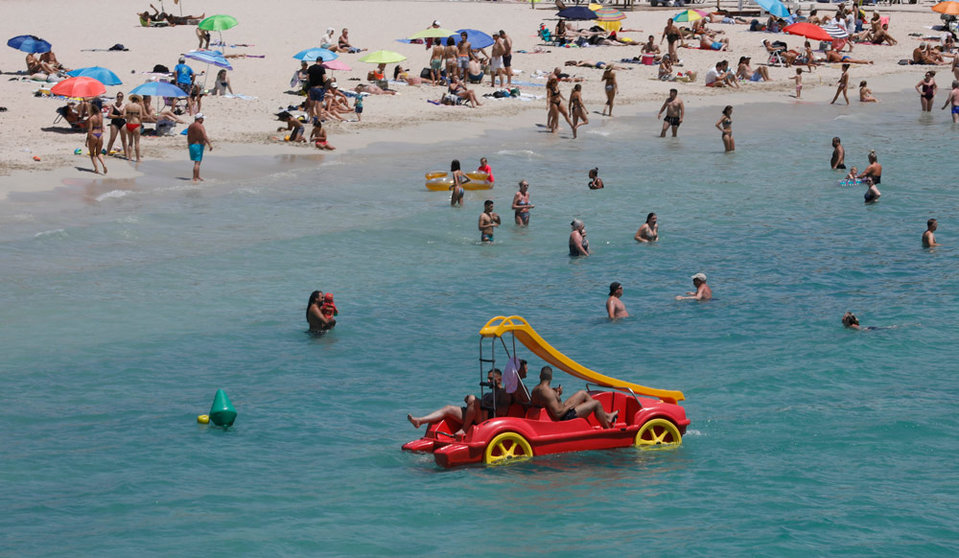 11 June 2022, Spain, Calvia: People crowd at the beach of Palmanova in Mallorca. Photo: Clara Margais/dpa.