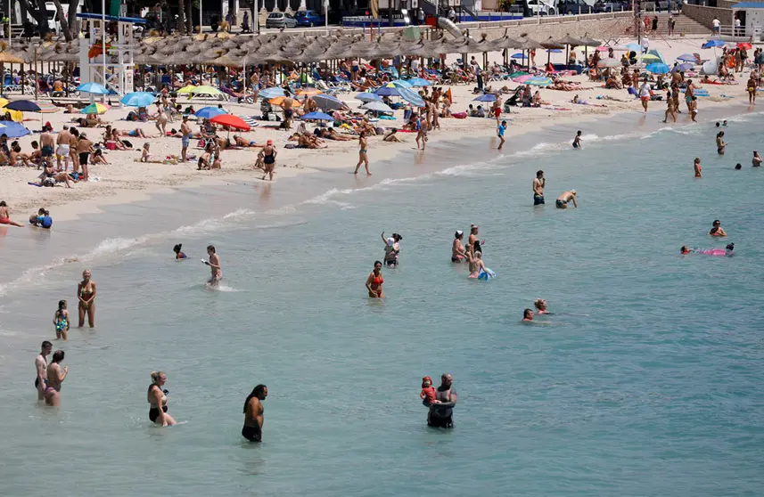 11 June 2022, Spain, Calvia: People crowd at the beach of Palmanova in Mallorca. Photo: Clara Margais/dpa.