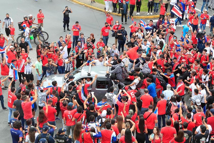 14 June 2022, Costa Rica, San Pedro: People celebrate in the San Pedro district in Costa Rica after defeating New Zealand in their playoff match at the Al Rayyan Stadium in Doha, Qatar and qualifying for the FIFA World Cup 2022. Photo: Rafael Pacheco Granados/La Nacion via ZUMA Press/dpa.
