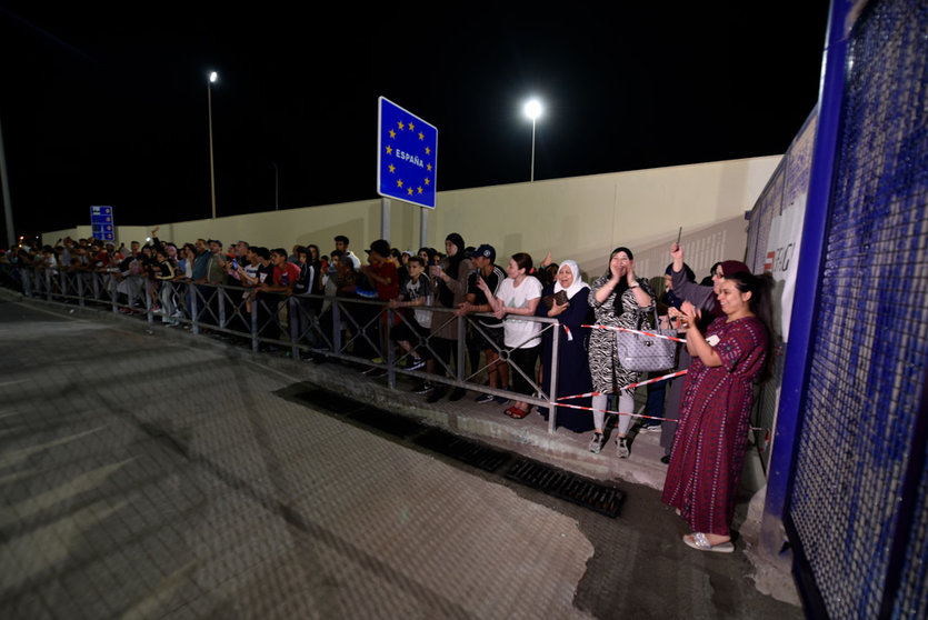 17 May 2022, Spain, Ceuta: Groups of people wait for the arrival of family, friends and acquaintances crossing the Spanish-Moroccan border in Ceuta. Spain and Morocco have reached an agreement to reopen the land borders with Ceuta and Melilla closed since March 2020. Photo: Antonio Sempere/EUROPA PRESS/dpa.