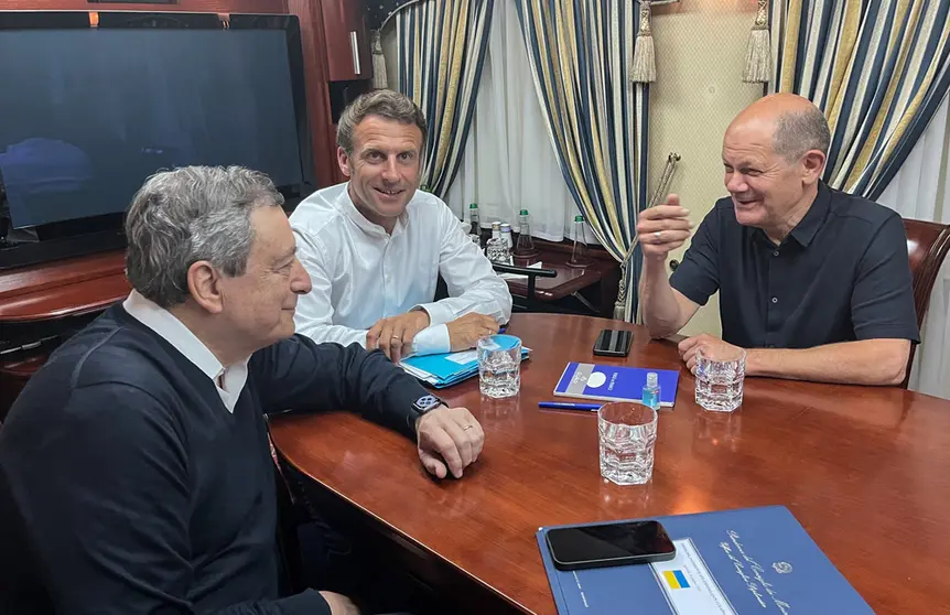 16 June 2022, Ukraine, ---: (L-R) Italian Prime Minister Mario Draghi, French President Emmanuel Macron and German Chancellor Olaf Scholz sit on a train as they travel to Kiev on their first visit since the Russian invasion. Photo: Michael Fischer/dpa.