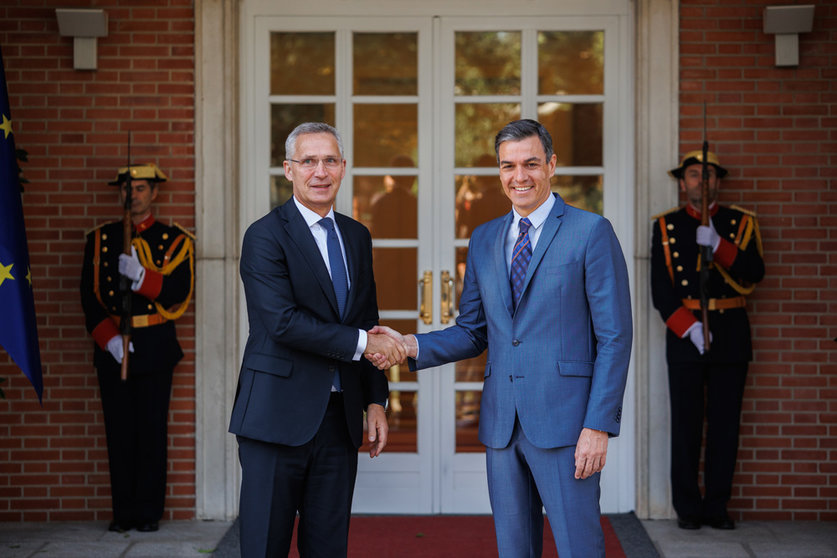 30 May 2022, Spain, Madrid: Spanish Prime Minister Pedro Sanchez (R) receives NATO Secretary-General Jens Stoltenberg ahead of their meeting at the Moncloa Palace. Photo: Alejandro Martínez Vélez/EUROPA PRESS/dpa