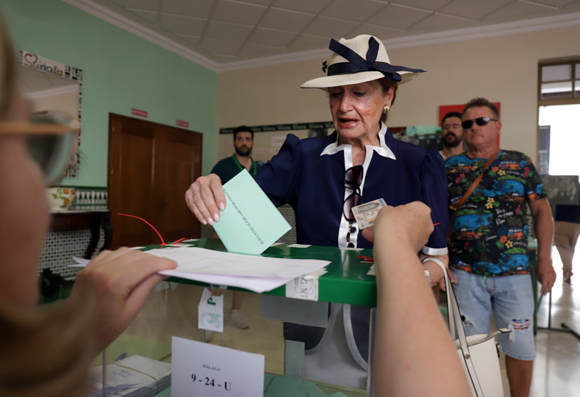 19 June 2022, Spain, Malaga: A woman casts her ballot during the elections of the regional President of Andalusia. The southern Spanish region of Andalusia - the country's most populous autonomous community - was voting on Sunday, with opinion polls predicting a strong victory for regional President Juanma Moreno of the conservative People's Party (PP). Photo: Álex Zea/EUROPA PRESS/dpa.