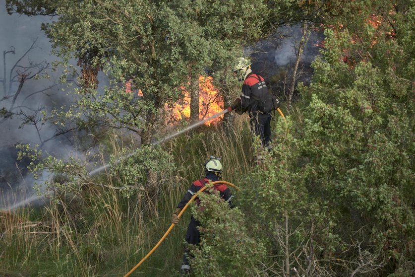 19 June 2022, Spain, Maquirriain: Firefighters extinguish the fire advancing from the area of Ujue to Maquirriain. This is one of the fires that remain active in the region. Photo: Eduardo Sanz/EUROPA PRESS/dpa.