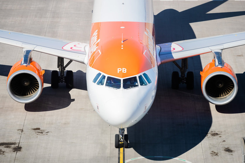 FILED - 03 June 2022, Berlin: An easyJet airplane arrives at Berlin Brandenburg Airport (BER) "Willy Brandt". The British low-cost airline Easyjet wants to push ahead with the renewal of its fleet with another major purchase from Airbus. Photo: Christoph Soeder/dpa.